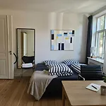 Appartement Center With Balcony, Garden & Free Parking *