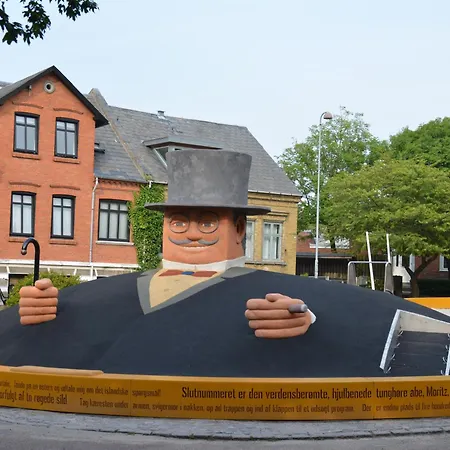 Center With Balcony, Garden & Free Parking *