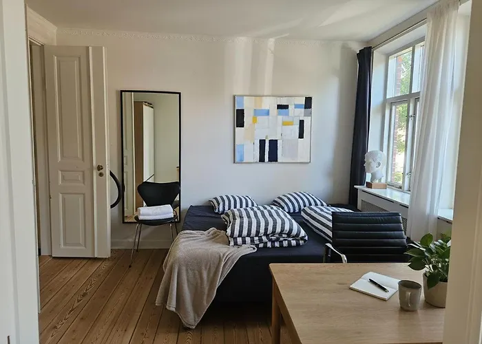 Apartment Center With Balcony, Garden & Free Parking *