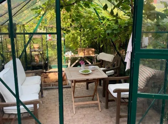 Center With Balcony, Garden & Free Parking *