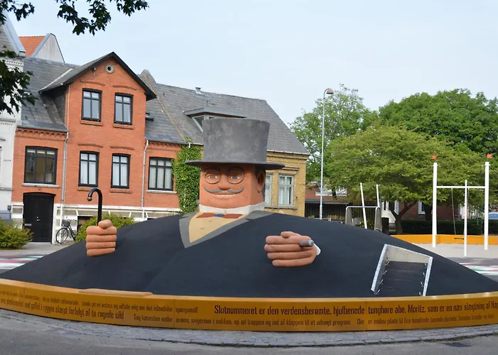 Center With Balcony, Garden & Free Parking *